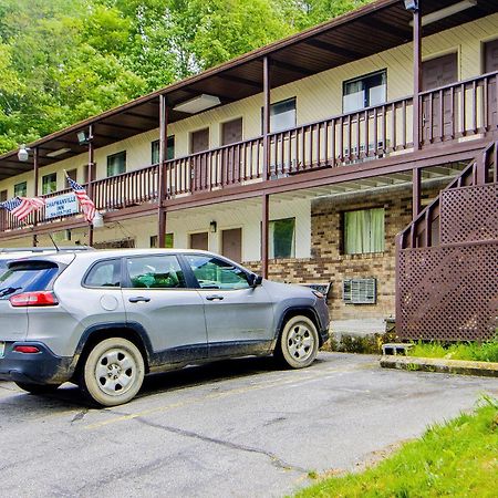 Oyo Hotel Chapmanville Inn, Wv - Hwy 119 ภายนอก รูปภาพ
