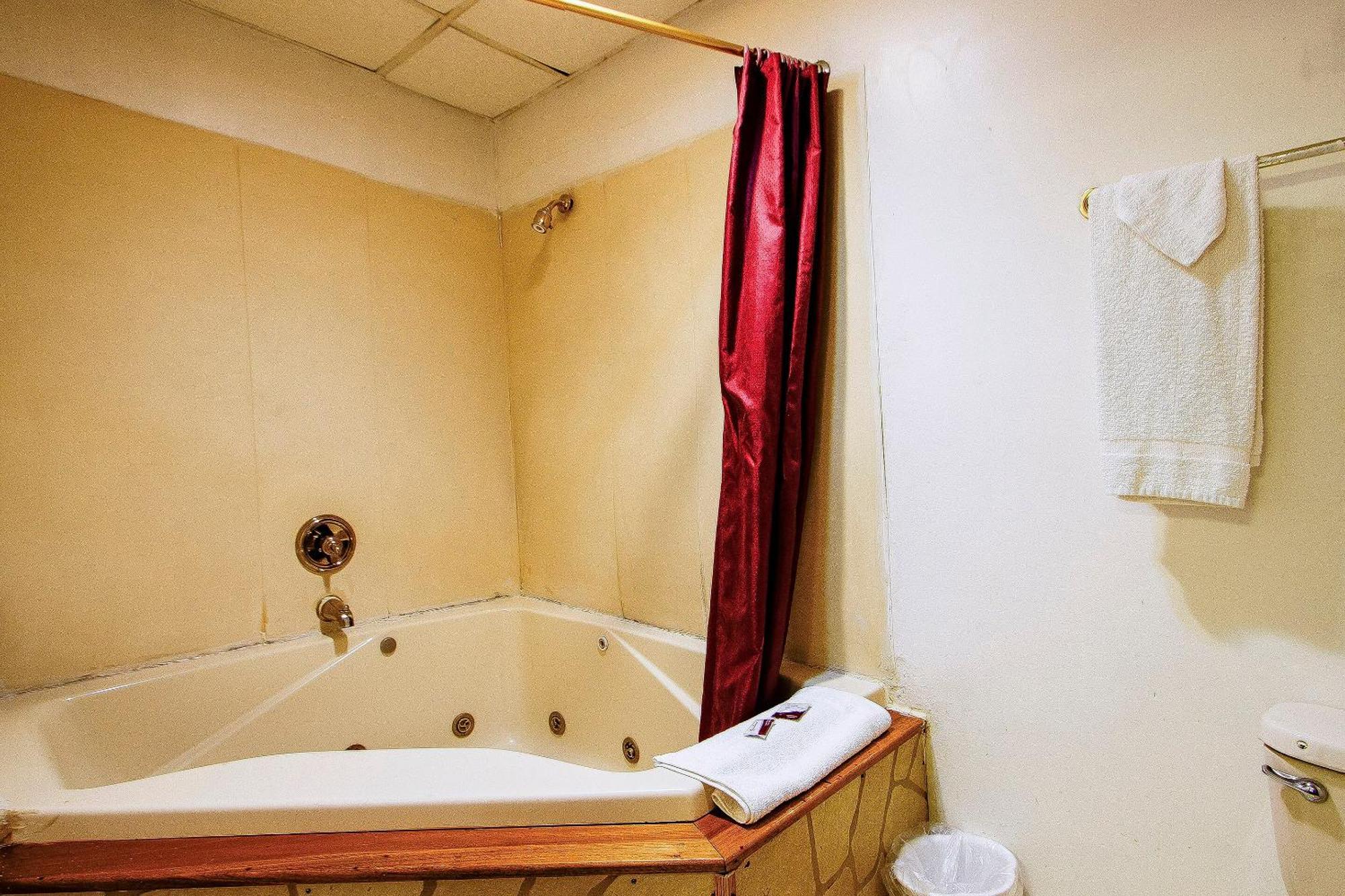 Oyo Hotel Chapmanville Inn, Wv - Hwy 119 ภายนอก รูปภาพ