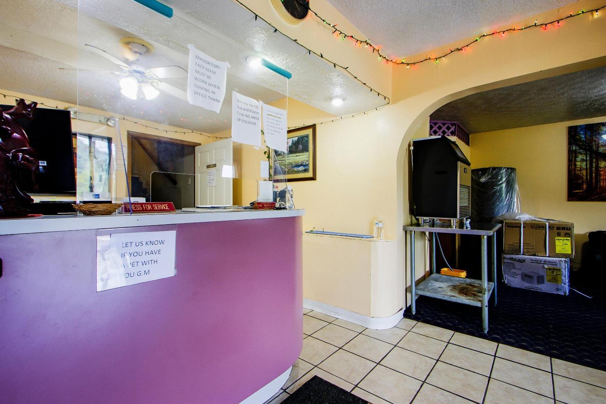 Oyo Hotel Chapmanville Inn, Wv - Hwy 119 ภายนอก รูปภาพ