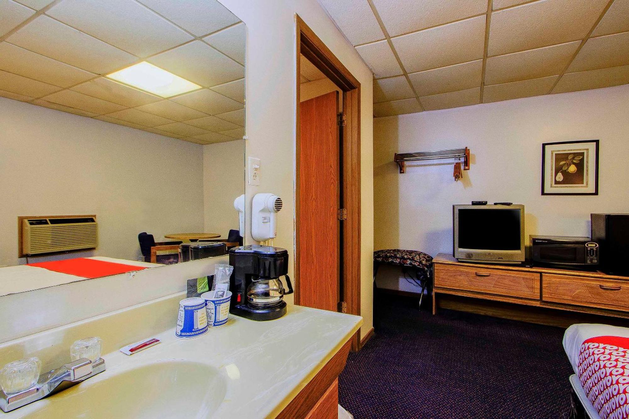 Oyo Hotel Chapmanville Inn, Wv - Hwy 119 ภายนอก รูปภาพ