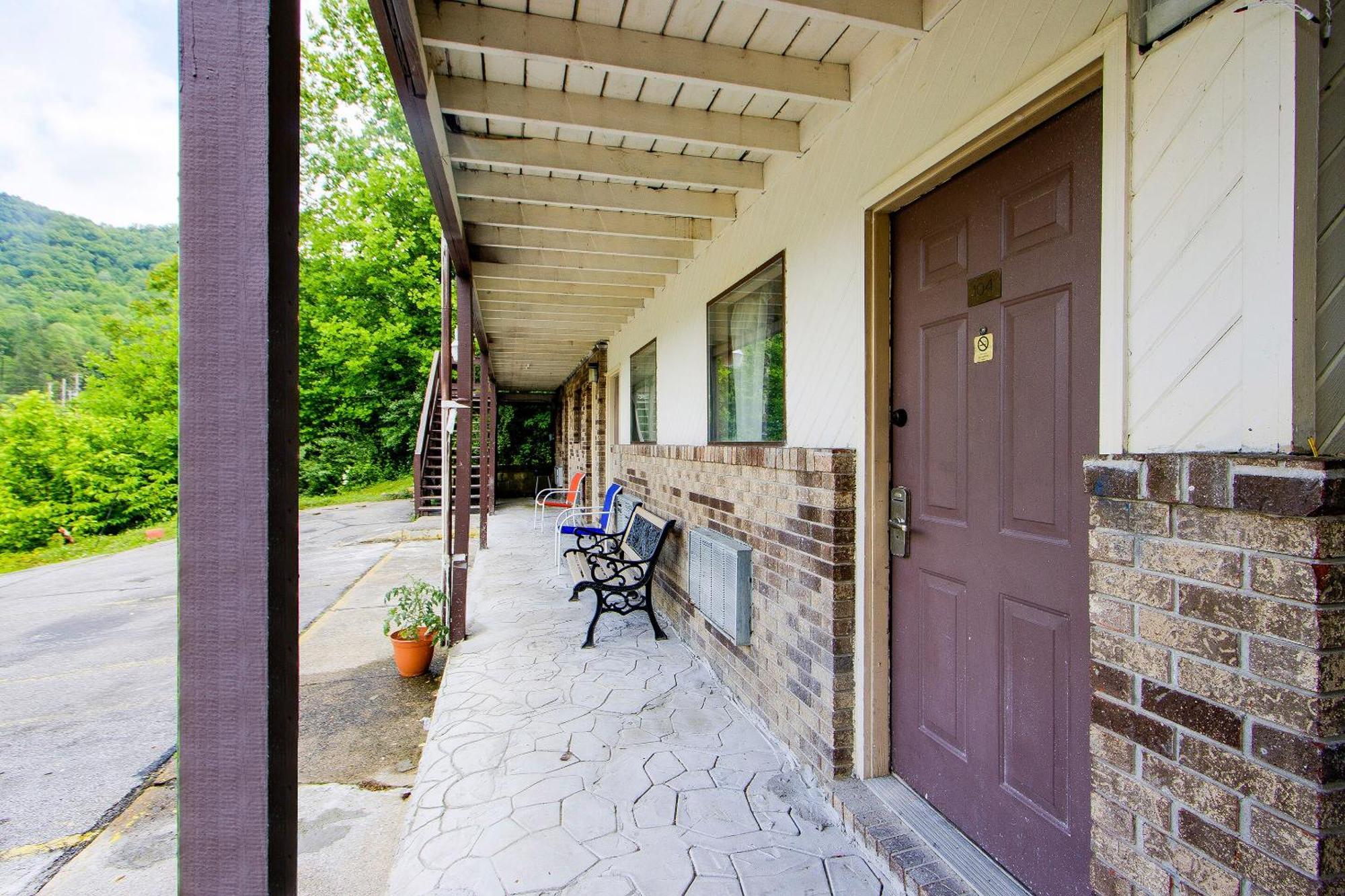 Oyo Hotel Chapmanville Inn, Wv - Hwy 119 ภายนอก รูปภาพ