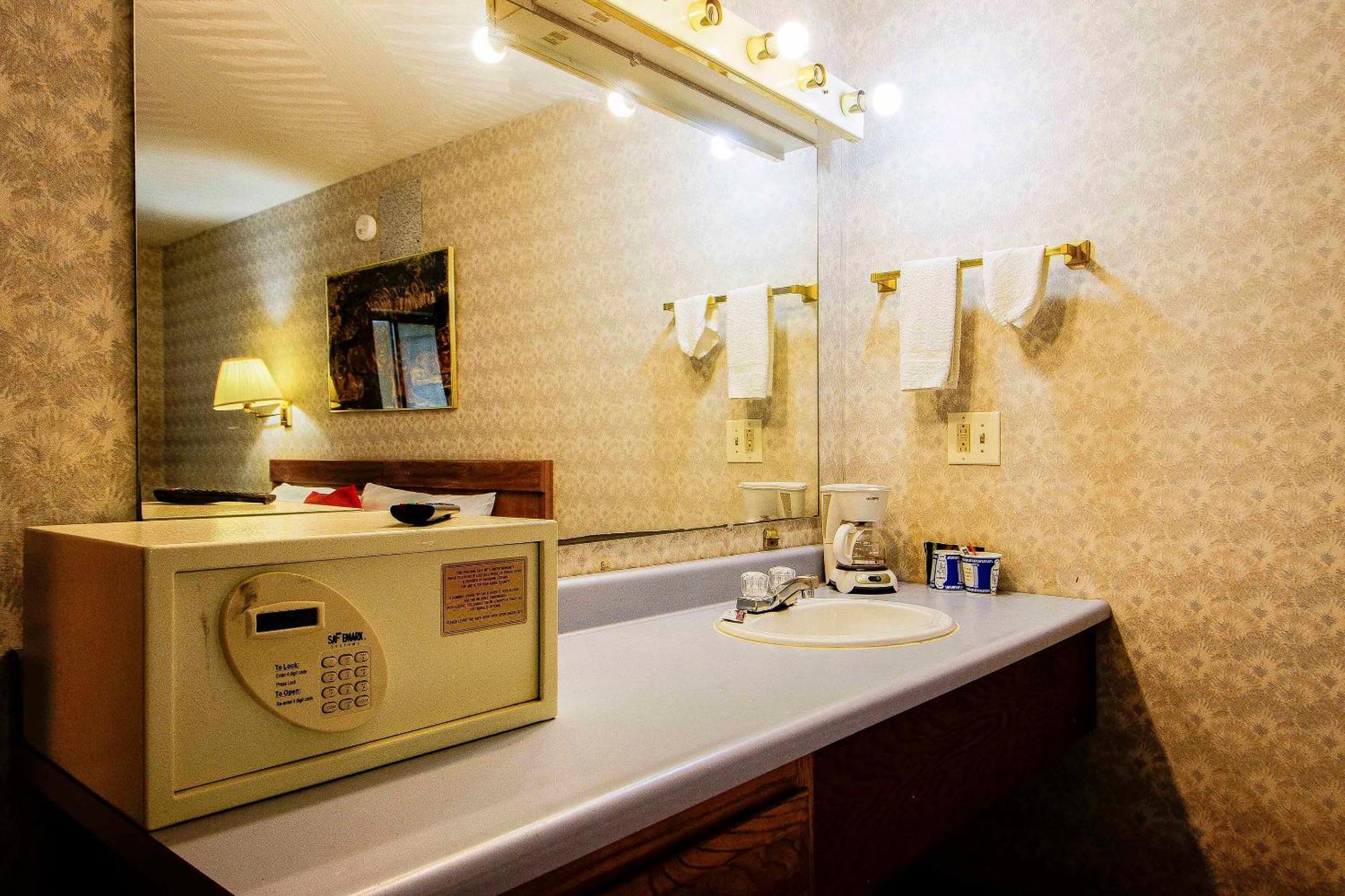 Oyo Hotel Chapmanville Inn, Wv - Hwy 119 ภายนอก รูปภาพ
